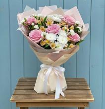 Букет цветов из:  Гвоздики, Орхидеи и Розы в Змеиногорске