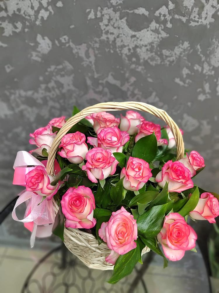 Цветочная композиция из Розы в корзине в Змеиногорске