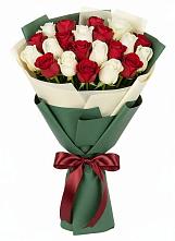 Букет Микс из красных и белых роз в Змеиногорске