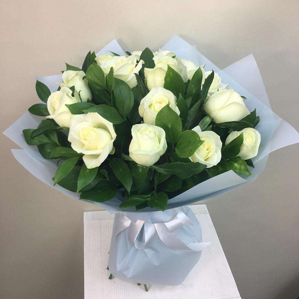Букет 15 Белых роз Проуд в Змеиногорске
