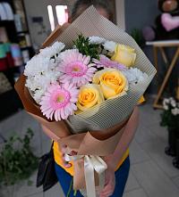 Букет цветов из:  Герберы, Розы и Хризантемы в Змеиногорске