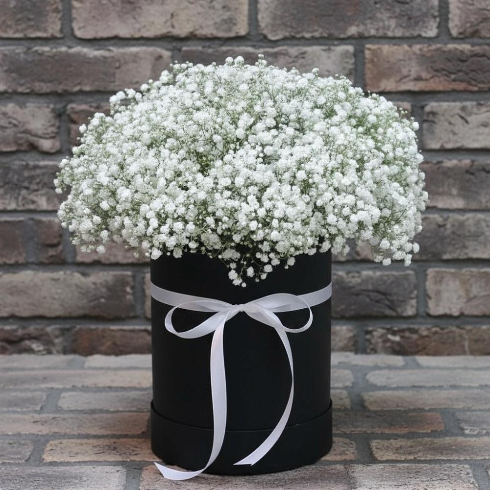 Цветочная композиция из Гипсофила в шляпной коробке в Змеиногорске