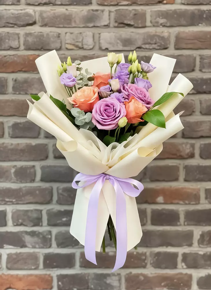 Букет цветов из: Лизиантусы и Розы в Змеиногорске