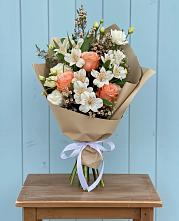 Букет цветов из:  Альстромерии, Лизиантусы, Розы и Хризантемы в Змеиногорске