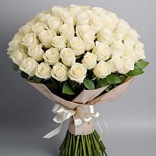 Букет 101 беля роза Белоснежка в Змеиногорске