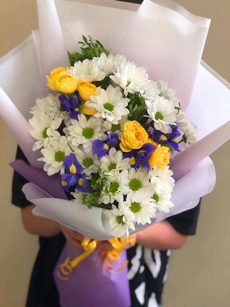 Букет цветов из: Ирисы, Хризантемы и Розы в Змеиногорске