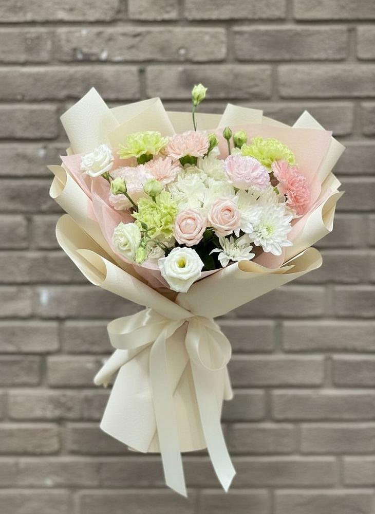 Букет цветов из: Гвоздики, Розы, Лизиантусы и Хризантемы в Змеиногорске