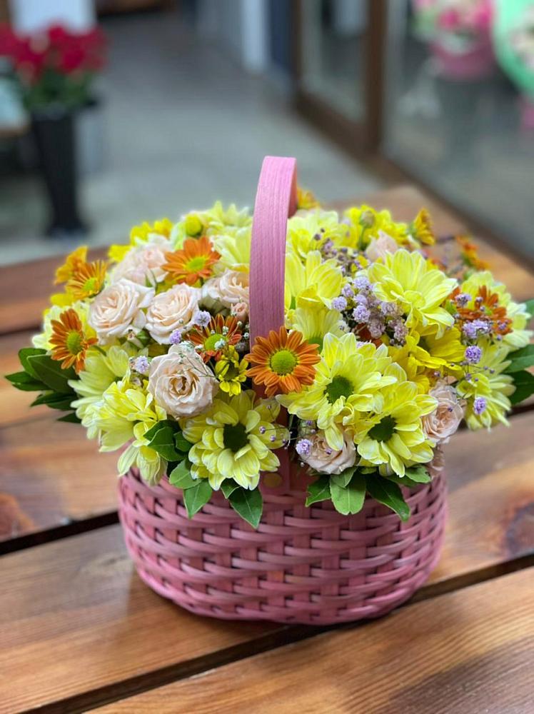 Цветочная композиция из Хризантемы и Розы в корзине в Змеиногорске