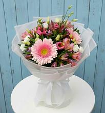Букет цветов из:  Герберы, Альстромерии и Лизиантусы в Змеиногорске