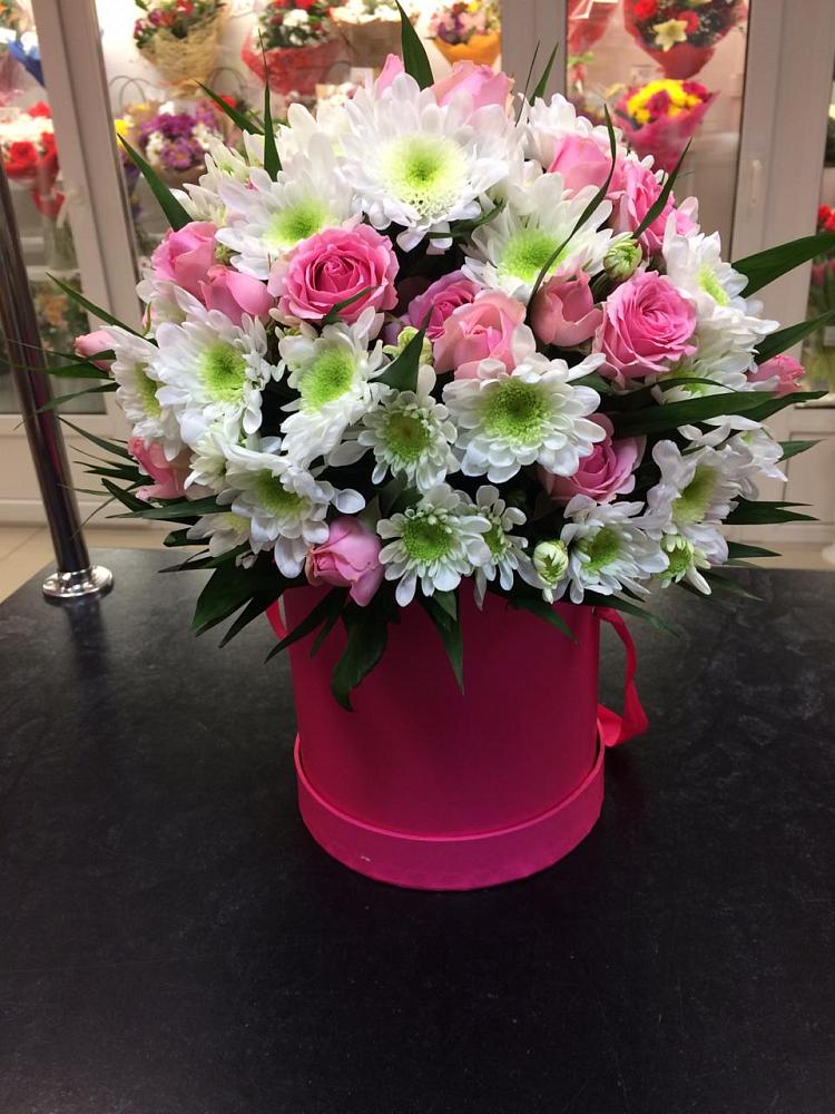 Цветочная композиция из Розы и Хризантемы в шляпной коробке в Змеиногорске