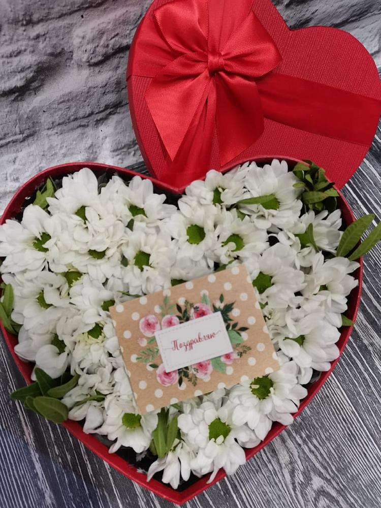 Цветочная композиция из Хризантемы в виде сердца в Змеиногорске