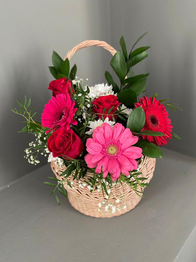 Цветочная композиция из Розы, Хризантемы и Герберы в корзине в Змеиногорске