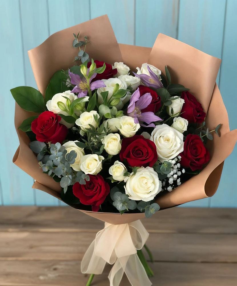 Букет цветов из: Розы и Альстромерии в Змеиногорске