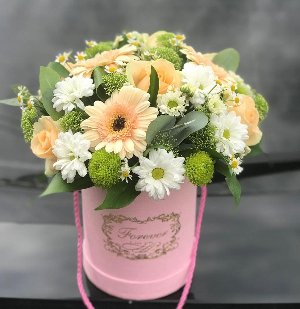 Цветочная композиция из Розы, Герберы и Хризантемы в шляпной коробке в Змеиногорске