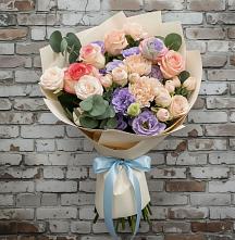 Букет цветов из:  Розы, Лизиантусы и Гвоздики в Змеиногорске