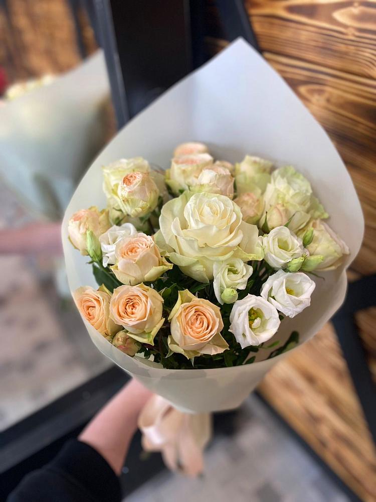 Букет цветов из: Розы и Лизиантусы в Змеиногорске