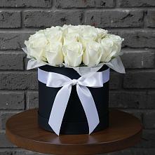 Цветочная композиция из Розы в шляпной коробке в Змеиногорске